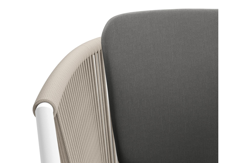 Orso tuinstoel in wit aluminium en beige verticaal geweven ronde rope met kussen in natte charcoal chine all weather sunbrella® luxe