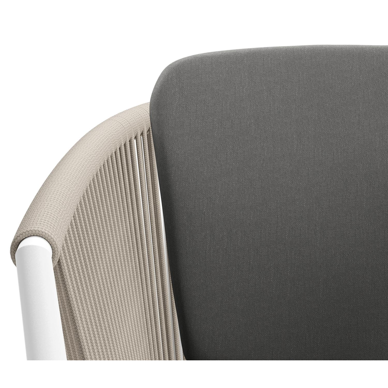 Orso tuinstoel in wit aluminium en beige verticaal geweven ronde rope met kussen in natte charcoal chine all weather sunbrella® luxe