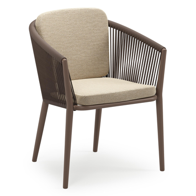 Orso stapelbare tuinstoel in taupe aluminium en taupe verticaal geweven ronde rope met stoelkussen in All Weather Cosytica Althea Camel