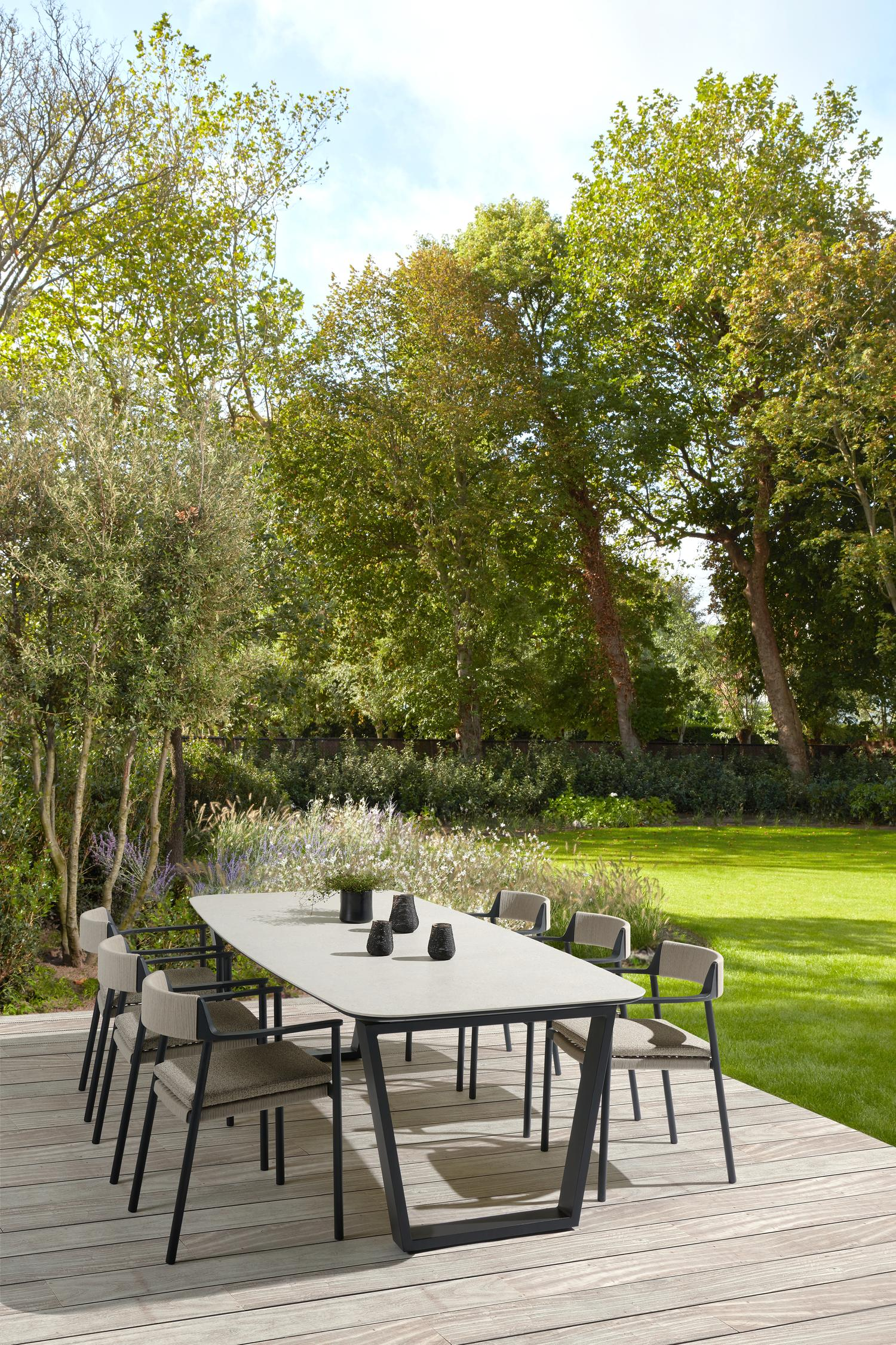 Fiordo tuinstoel in zwart aluminium en beige vierkant geweven ronde rope 