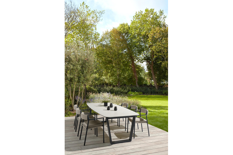 Fiordo tuinstoel in zwart aluminium en beige vierkant geweven ronde rope 