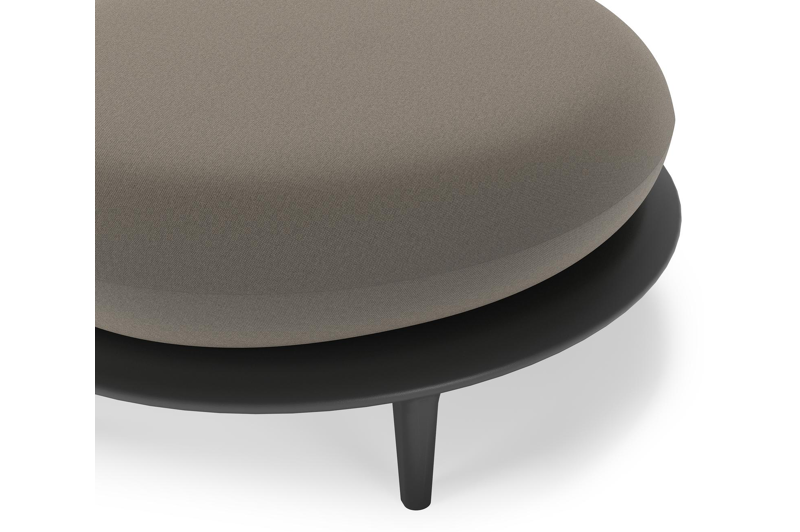 Bomero poef in zwart aluminium met natte carbon beige all weather sunbrella® luxe kussen