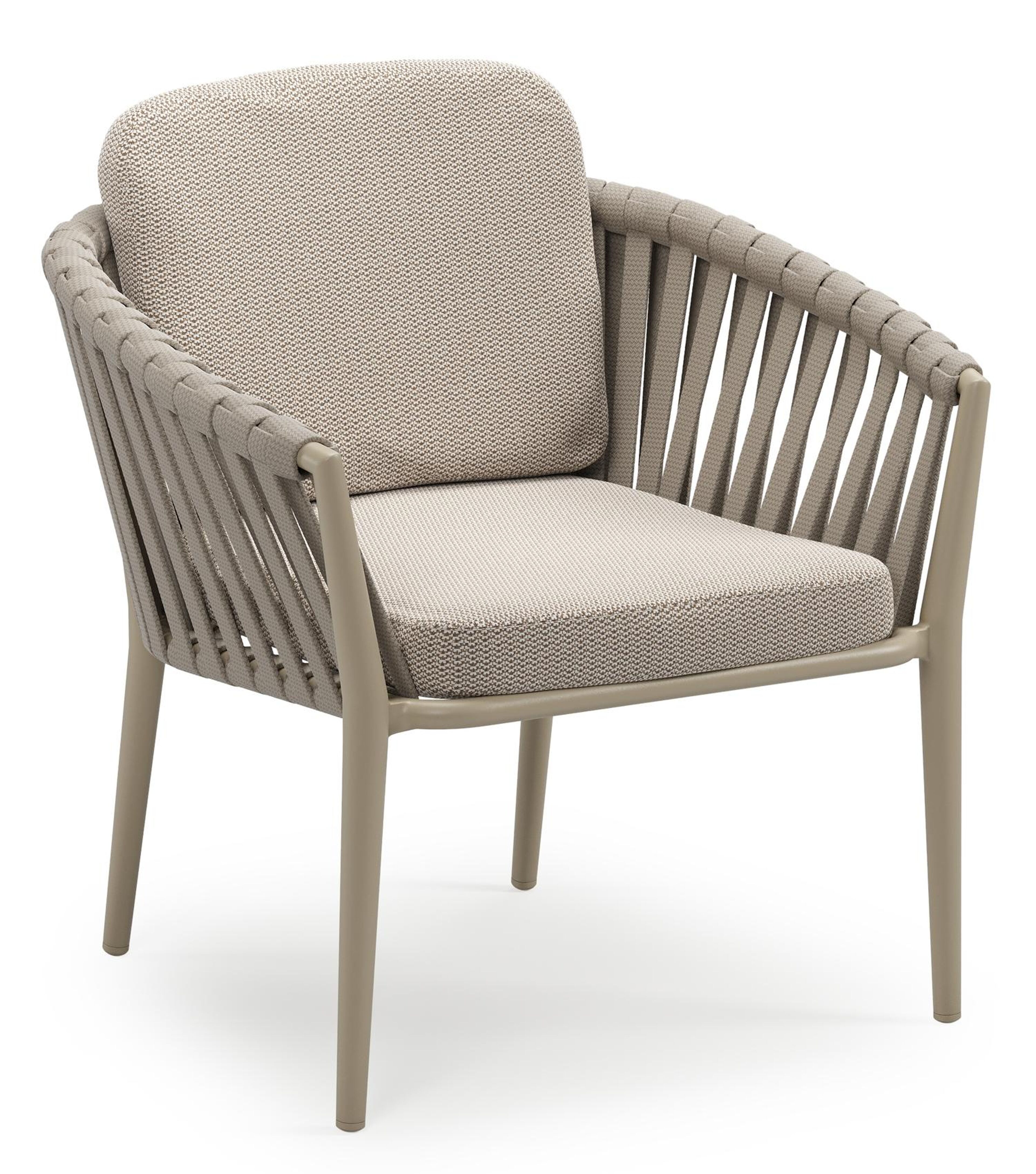 Orso low dining tuinstoel in beige aluminium en beige verticaal geweven luxe vlakke brede rope met stoelkussen in All Weather Sunbrella® Luxe Lopi Fossil