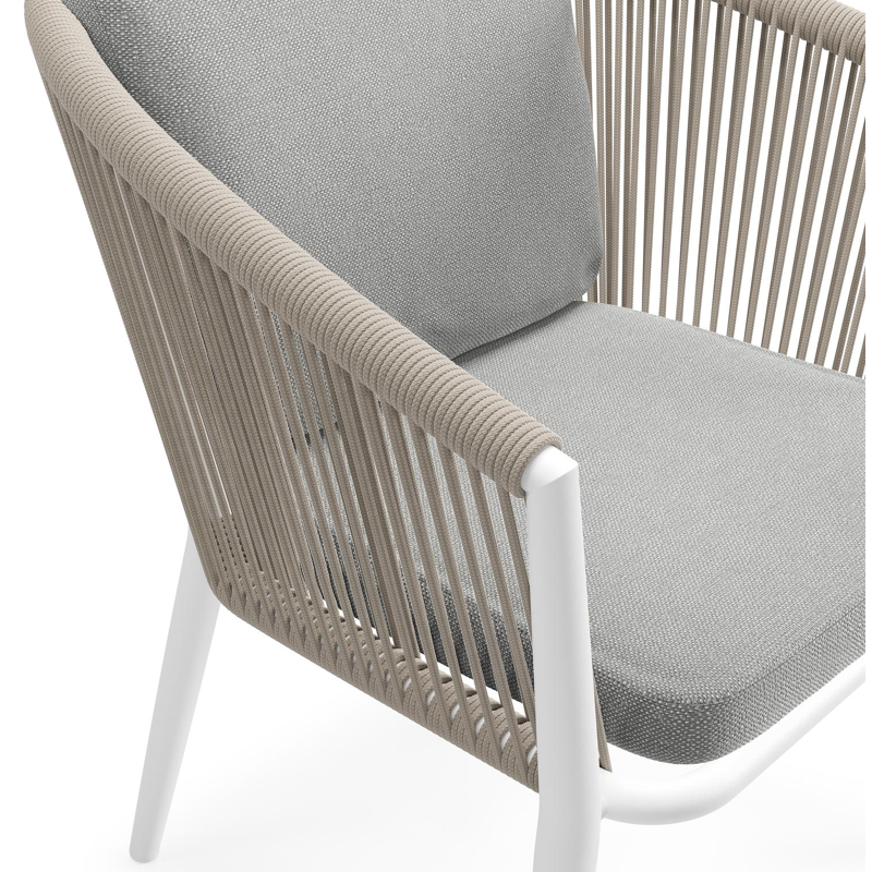 Orso tuinstoel in wit aluminium en beige verticaal geweven ronde rope met luxe zitkussen in All Weather Sunbrella® Luxe Savane Grey