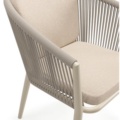 Chaise de jardin empilable Orso en aluminium beige et corde ronde tissée carrée beige avec coussin en All Weather Sunbrella® Luxe Heritage Papyrus