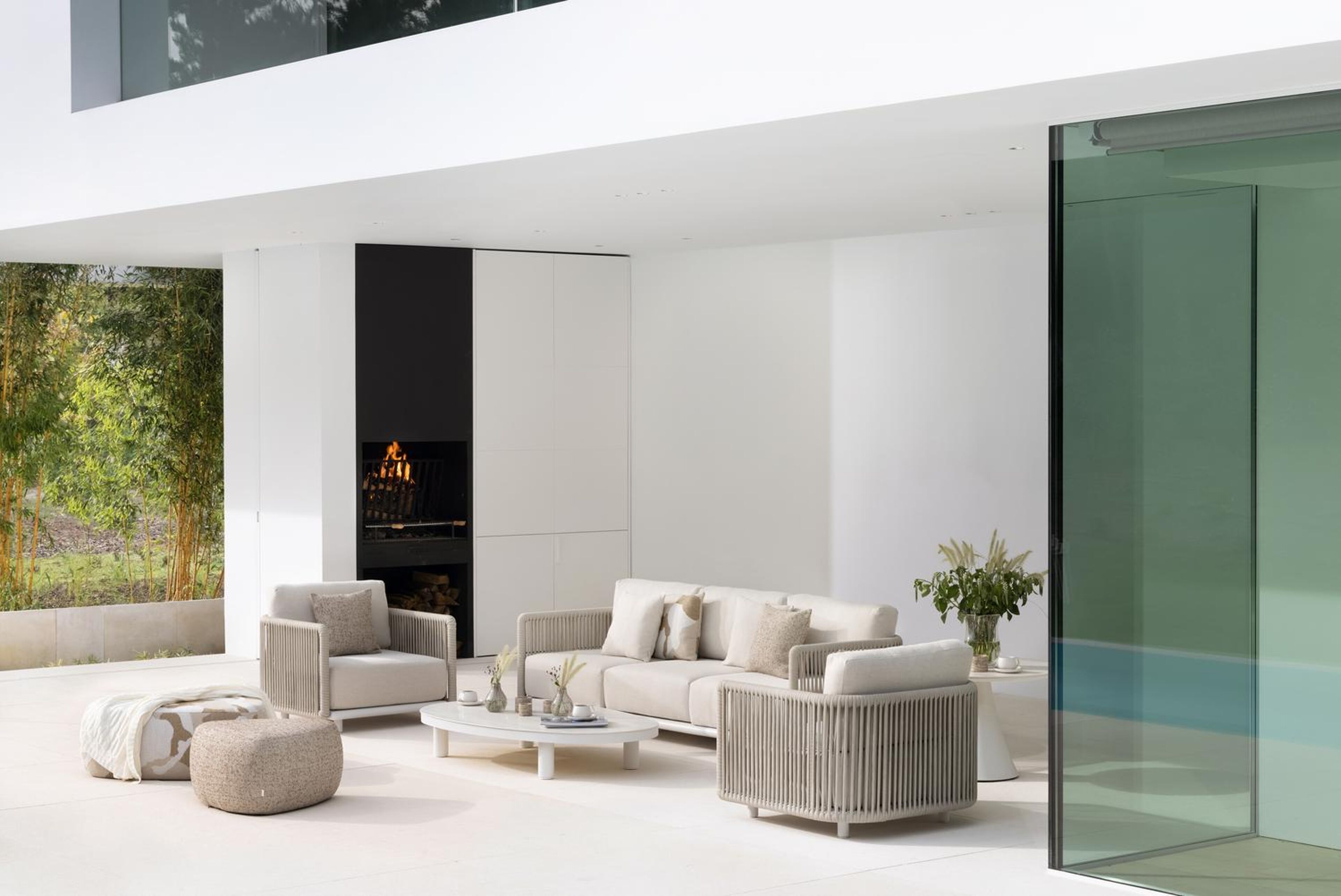 Organo loungestoel 1-zit in wit aluminium en beige verticaal geweven luxe vlakke rope met chartres pewter all weather sunbrella® luxe kussen