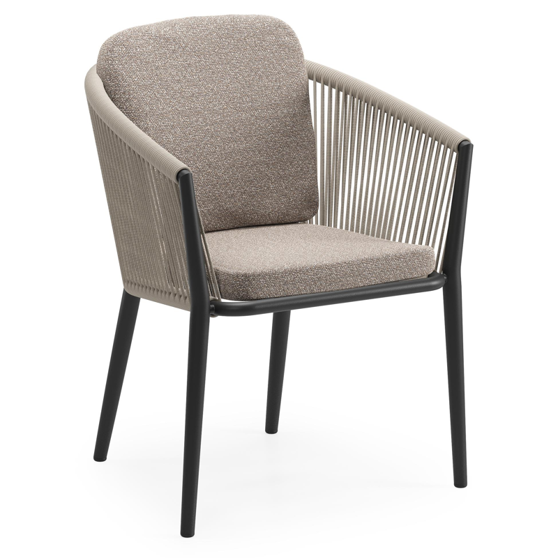 Orso tuinstoel in zwart aluminium en beige verticaal geweven ronde rope met luxe zitkussen in All Weather Sunbrella® Luxe Wander Manioc