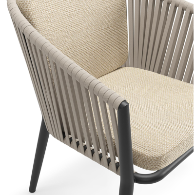 Orso tuinstoel in zwart aluminium en beige verticaal geweven vlakke rope met zitkussen in All Weather Cosytica Althea Camel