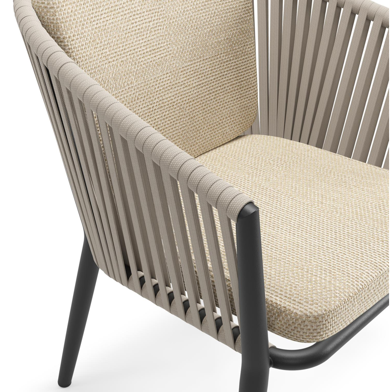 Orso tuinstoel in zwart aluminium en beige verticaal geweven vlakke rope met zitkussen in All Weather Cosytica Althea Camel