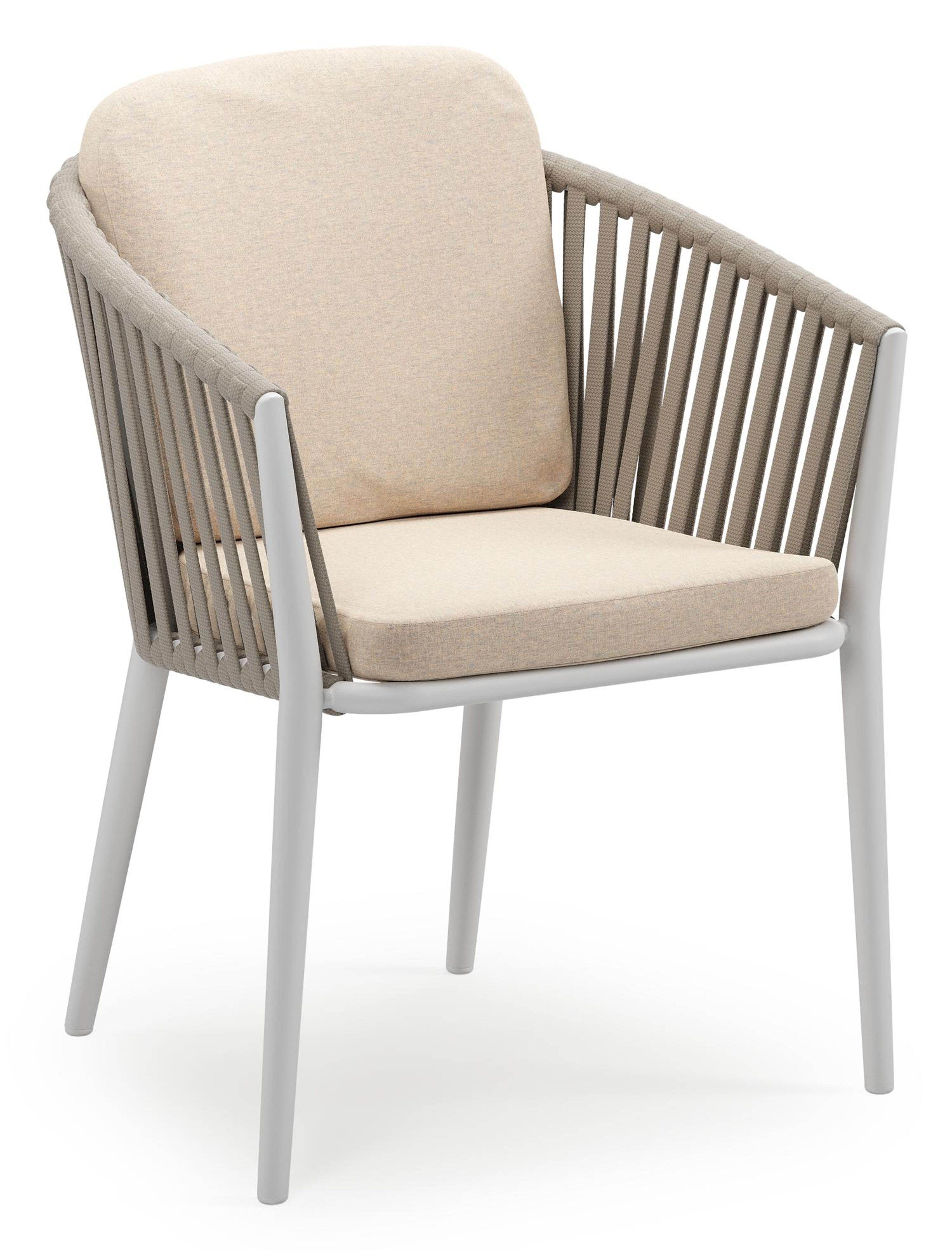 Orso stapelbare tuinstoel in wit aluminium en beige verticaal geweven luxe vlakke brede rope met stoelkussen in All Weather Sunbrella® Luxe Heritage Papyrus