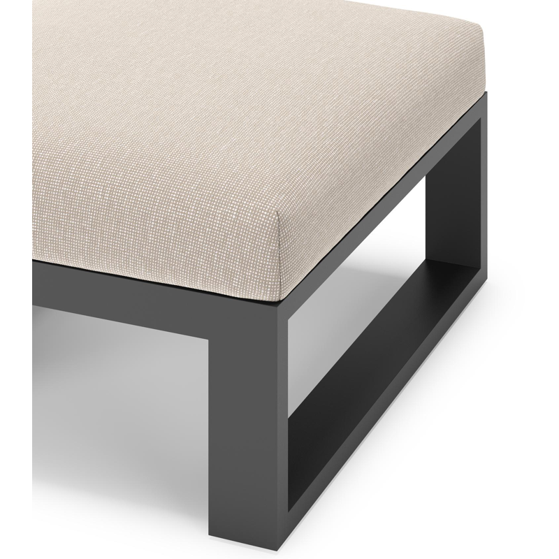 Verato poef in zwart aluminium met slow farafra all weather sunbrella® luxe kussen