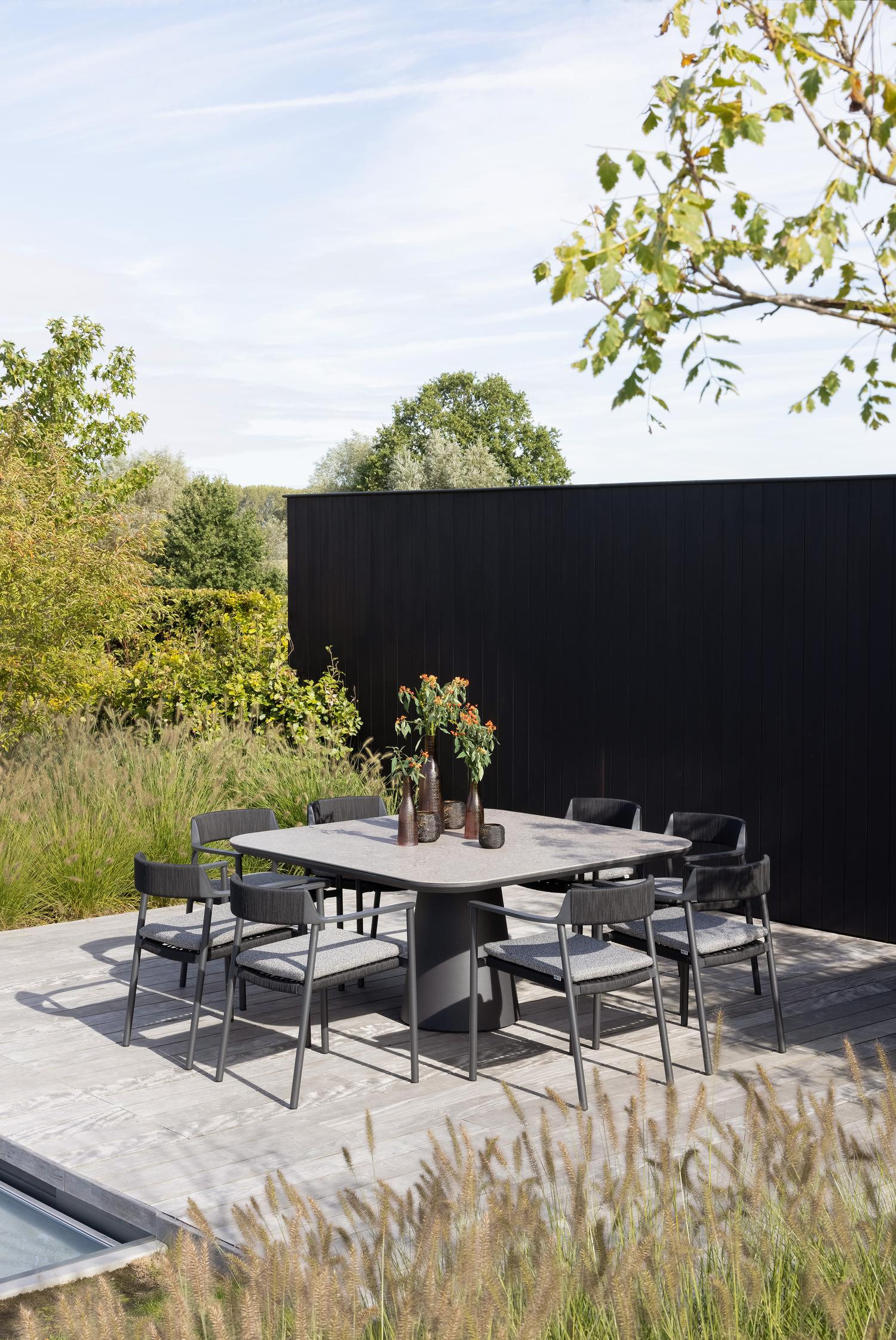 Fiordo tuinstoel in zwart aluminium en zwart vierkant geweven ronde rope 