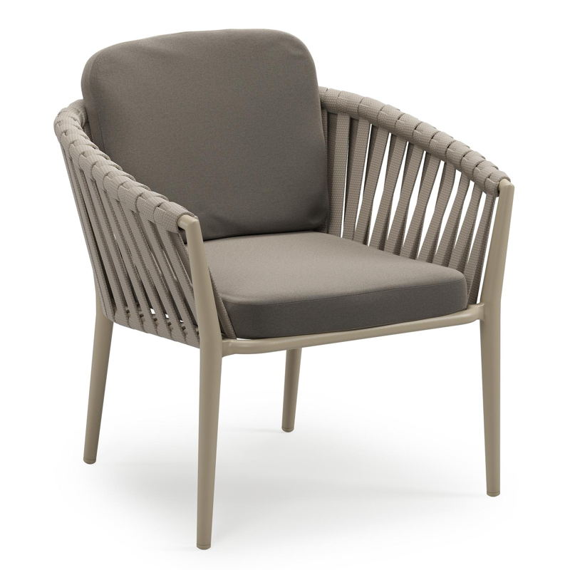 Orso low dining tuinstoel in beige aluminium en beige verticaal geweven luxe vlakke brede rope met stoelkussen in All Weather Sunbrella® Luxe Natte Carbon Beige