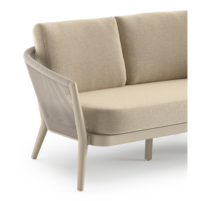 Orso loungebank in beige aluminium en beige verticaal geweven ronde rope met Althea Camel all weather cosytica kussen