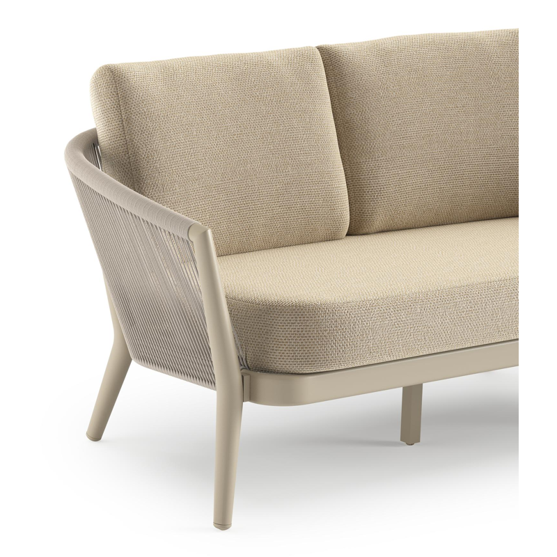Orso loungebank in beige aluminium en beige verticaal geweven ronde rope met Althea Camel all weather cosytica kussen