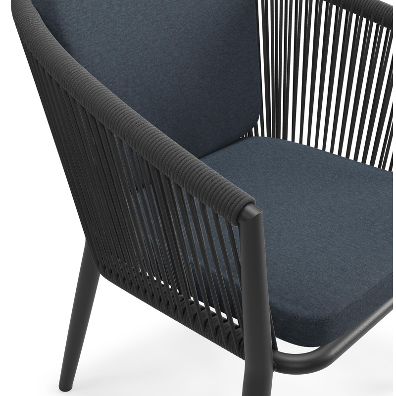 Orso tuinstoel in zwart aluminium en zwart verticaal geweven ronde rope met zitkussen in All Weather Sunbrella® Luxe Heritage Indigo