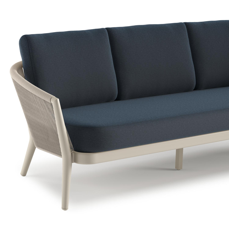 Orso loungebank in beige aluminium en beige verticaal geweven ronde rope met Heritage Indigo all weather sunbrella® luxe kussen