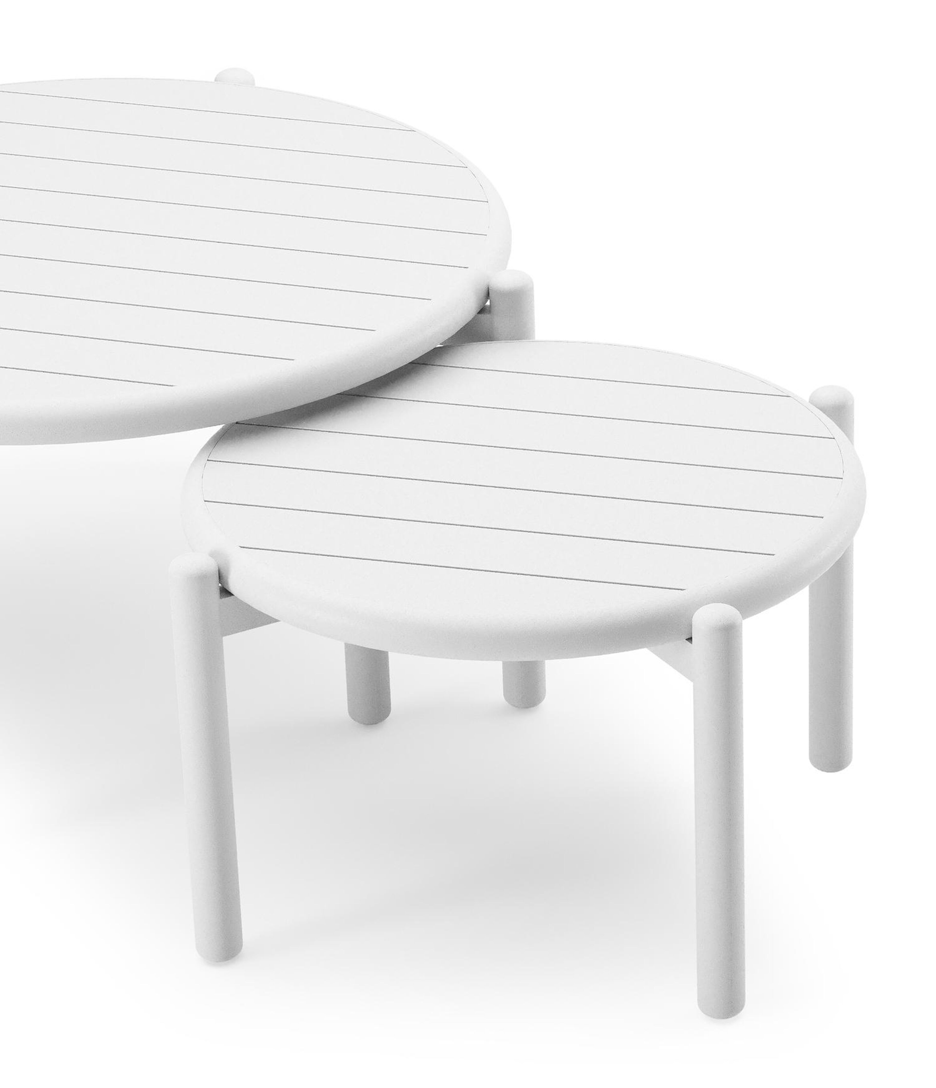 Tables basses Pulo en blanc aluminium - Diam. 70 - 50 x Haut. 37.5 - Table 1 : Dia. 70 x Haut. 38 cm / Table 2 : Dia. 50 x Haut. 33 cm