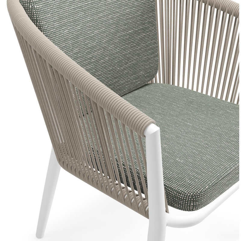 Orso tuinstoel in wit aluminium en beige verticaal geweven ronde rope met zitkussen in All Weather Sunbrella® Luxe Slow Fern
