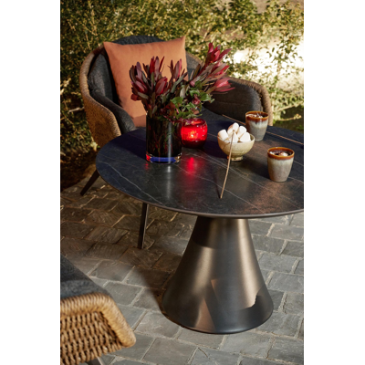 Pagino loungezetel 1-zit in zwart aluminium en bruin wicker