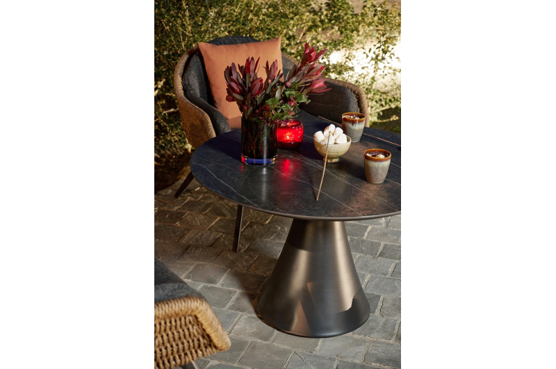 Fauteuil de jardin Pagino 1-pl en aluminium noir et résine tressée brun