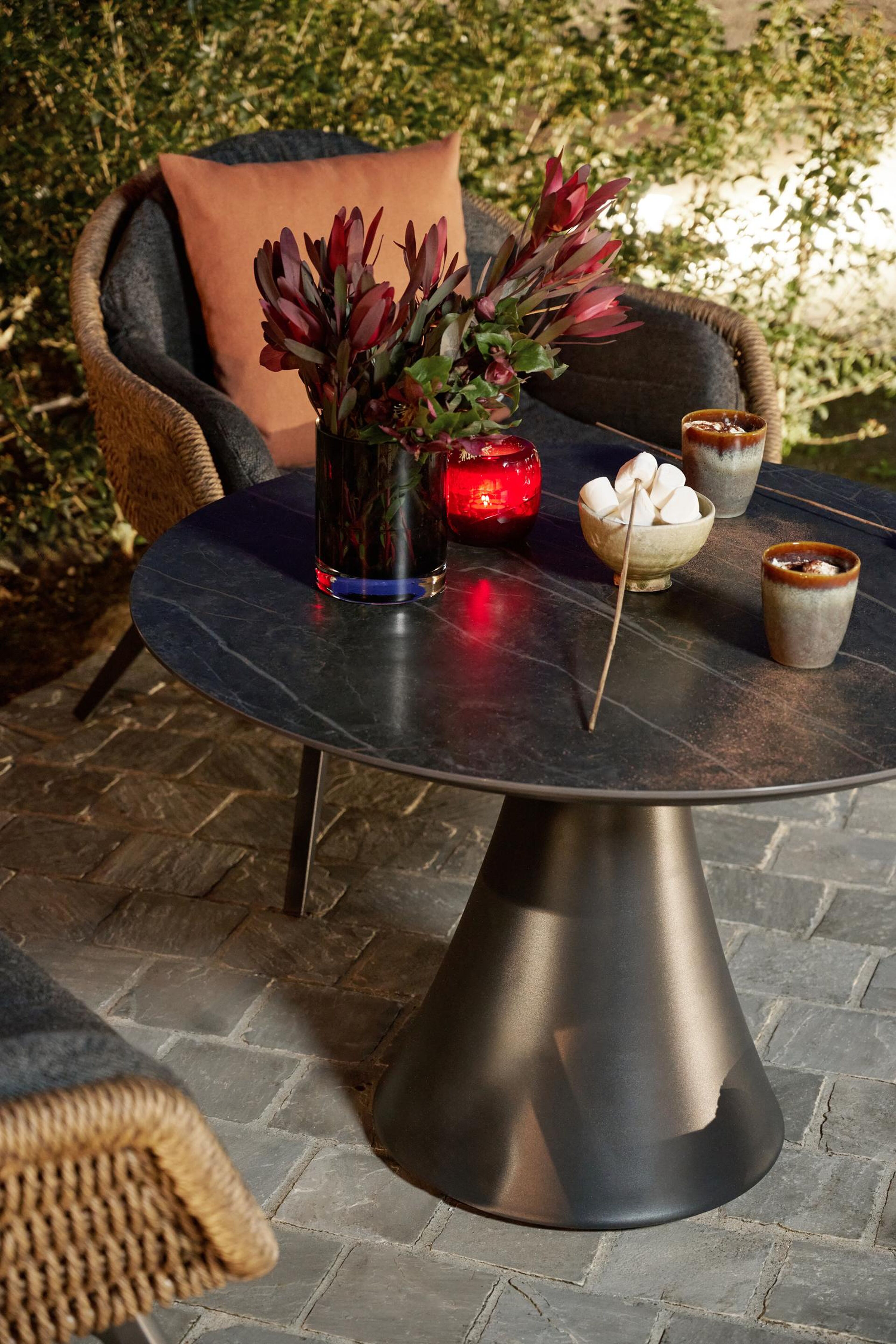 Fauteuil de jardin Pagino 1-pl en aluminium noir et résine tressée brun