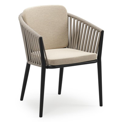 Orso stapelbare tuinstoel in zwart aluminium en beige verticaal geweven luxe vlakke brede rope met stoelkussen in All Weather Cosytica Althea Chalk
