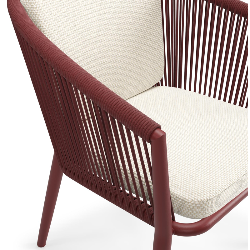 Chaise de jardin Orso en aluminium ruby et corde ronde tissée verticalement ruby avec coussin en All Weather Cosytica Althea Off White