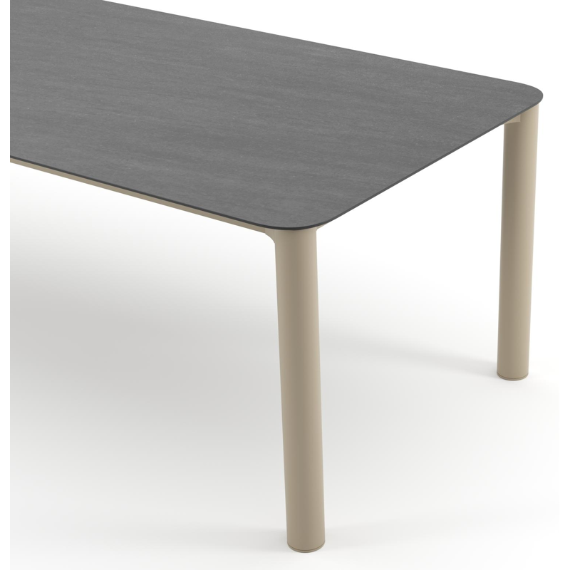 Orso tuintafel rechthoekig afgerond in beige aluminium en volkeramiek Basalt Black - L 240 x B 100 x H 74.5 cm