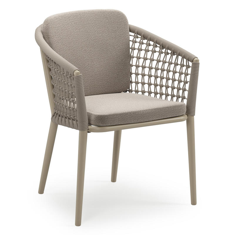 Orso stapelbare tuinstoel in beige aluminium en beige visnet geweven ronde rope met stoelkussen in All Weather Sunbrella® Luxe Savane Coconut