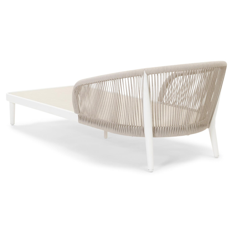 Orso ligbed in wit aluminium en beige verticaal geweven ronde rope met natte charcoal chine all weather sunbrella® luxe kussen