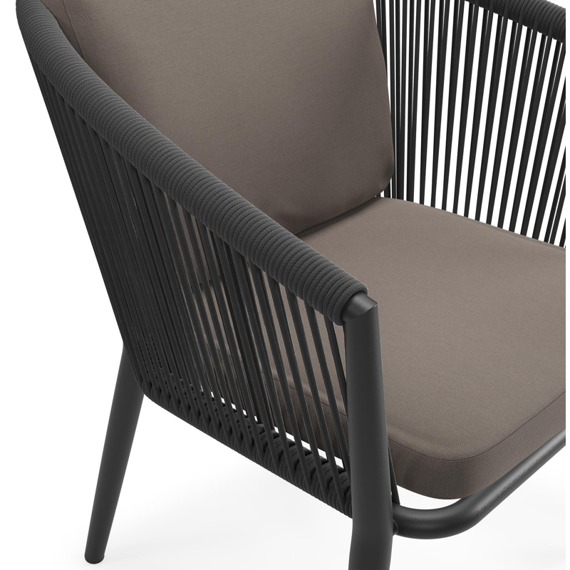 Orso tuinstoel in zwart aluminium en zwart verticaal geweven ronde rope met luxe zitkussen in All Weather Sunbrella® Luxe Natte Nature Grey