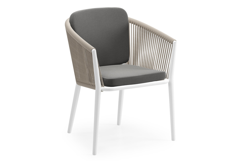 Orso tuinstoel in wit aluminium en beige verticaal geweven ronde rope met kussen in natte charcoal chine all weather sunbrella® luxe