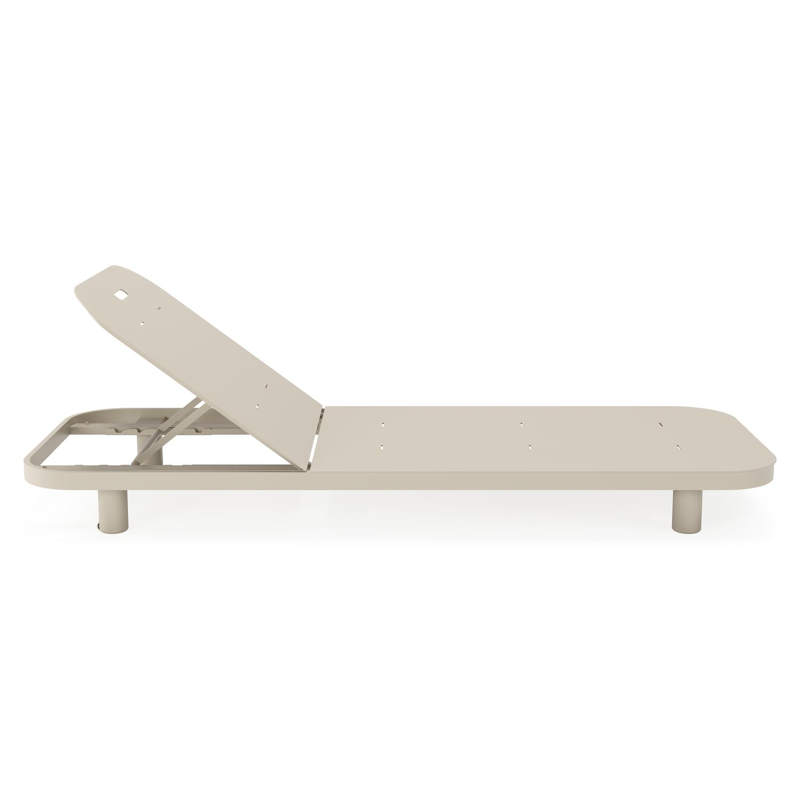 Chaise longue réglable Donato en aluminium beige avec All Weather Sunbrella® luxe savane tornado coussin