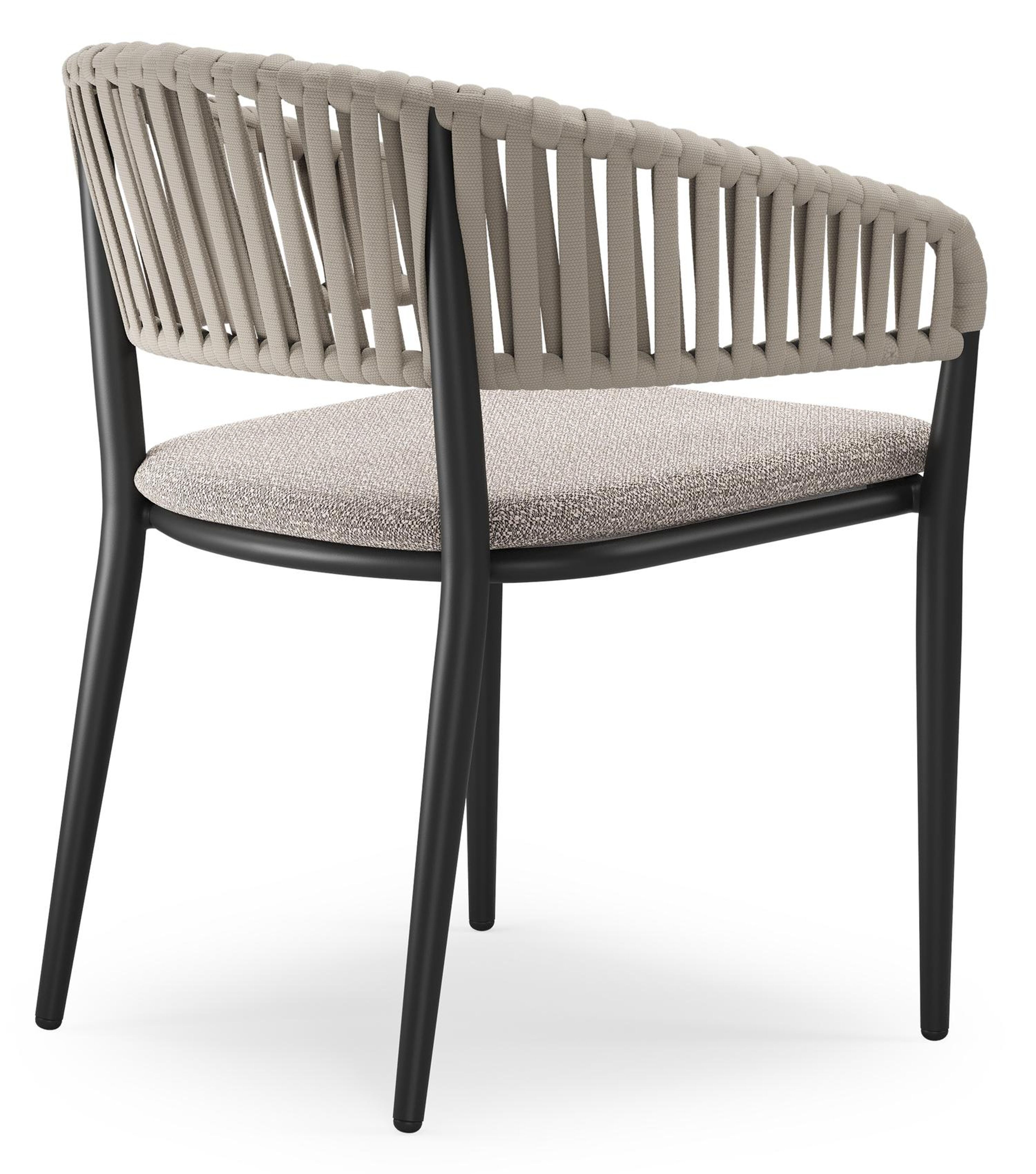Tolfa stapelbare tuinstoel in zwart aluminium en beige verticaal geweven luxe vlakke brede rope met stoelkussen in All Weather Sunbrella® Luxe Wander Granite