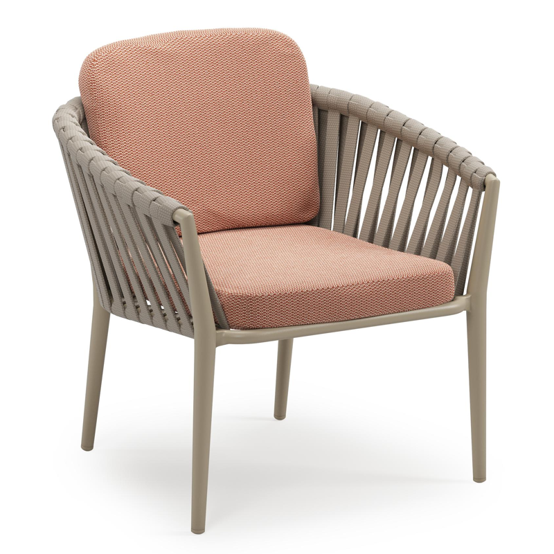 Orso low dining tuinstoel in beige aluminium en beige verticaal geweven luxe vlakke brede rope met stoelkussen in All Weather Sunbrella® Luxe Lopi Fawn