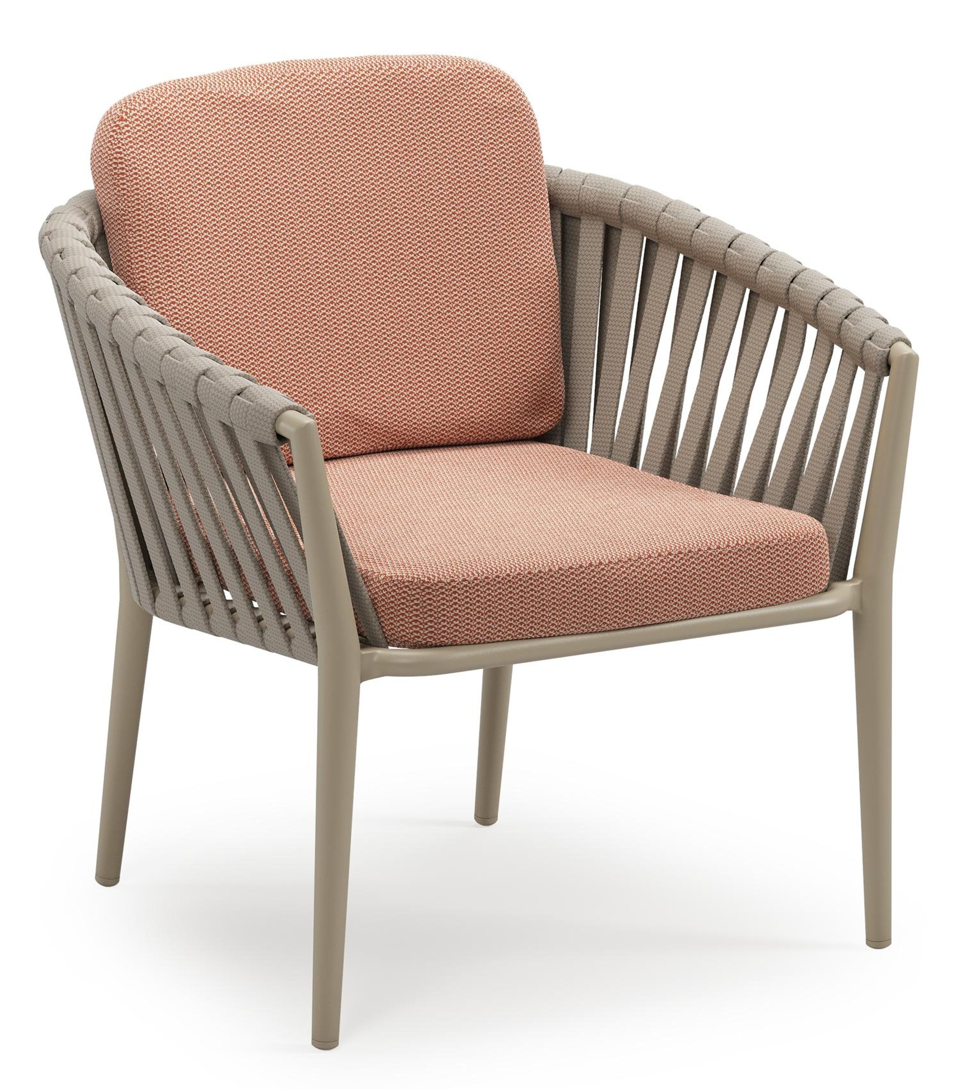 Orso low dining tuinstoel in beige aluminium en beige verticaal geweven luxe vlakke brede rope met stoelkussen in All Weather Sunbrella® Luxe Lopi Fawn