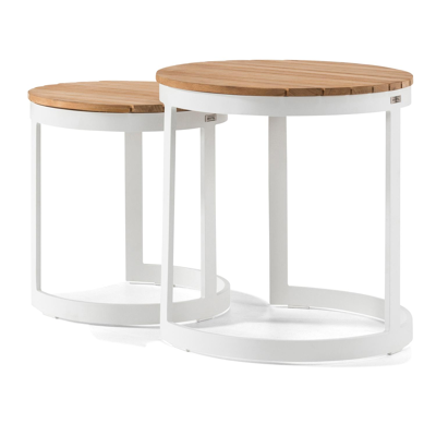 Enna bijzettafels in wit aluminium en naturel teak - tafel 1: Dia. 44 x H 46 cm, tafel 2: Dia. 52 x H 52 cm
