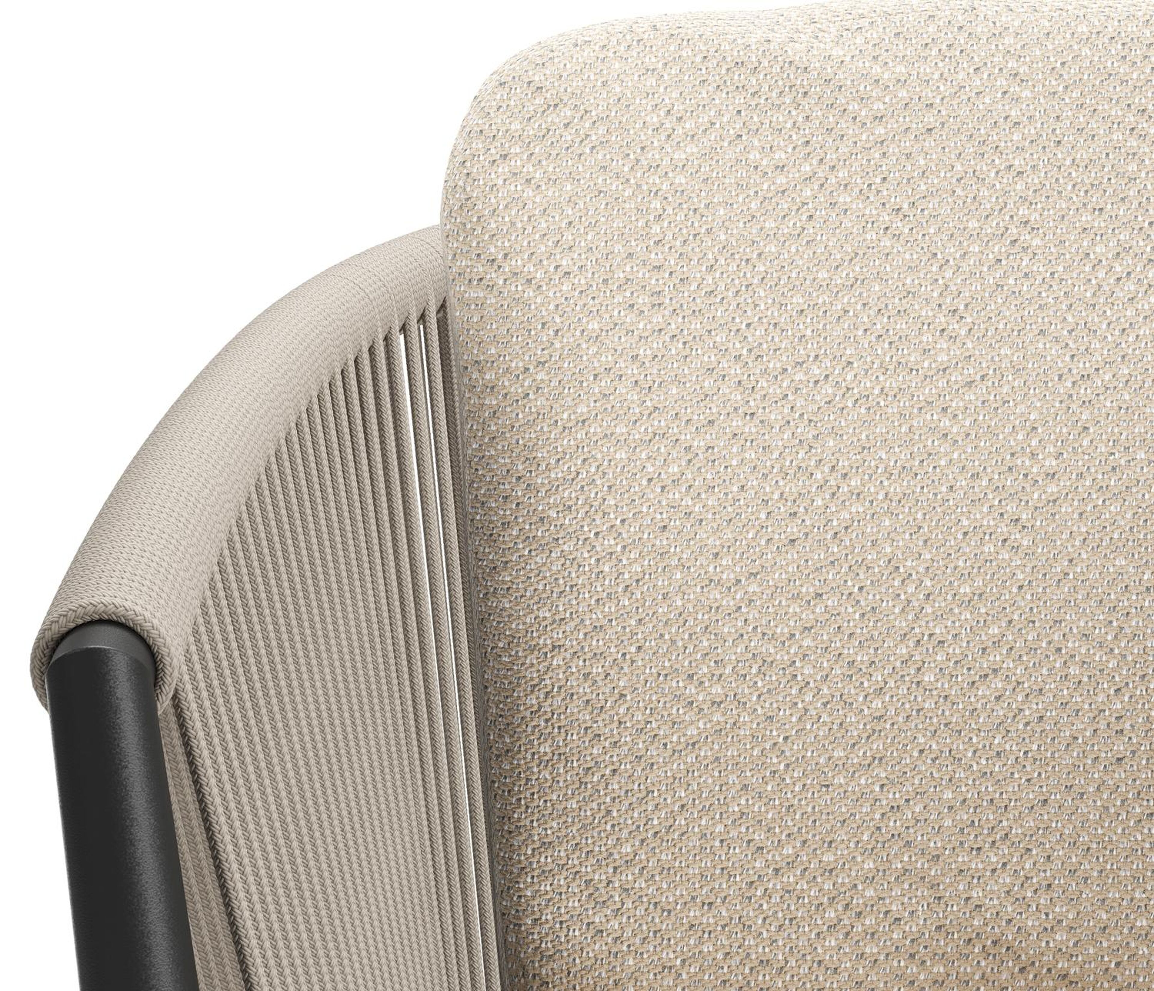 Orso tuinstoel in zwart aluminium en beige verticaal geweven ronde rope met luxe zitkussen in All Weather Sunbrella® Luxe Lopi Sand