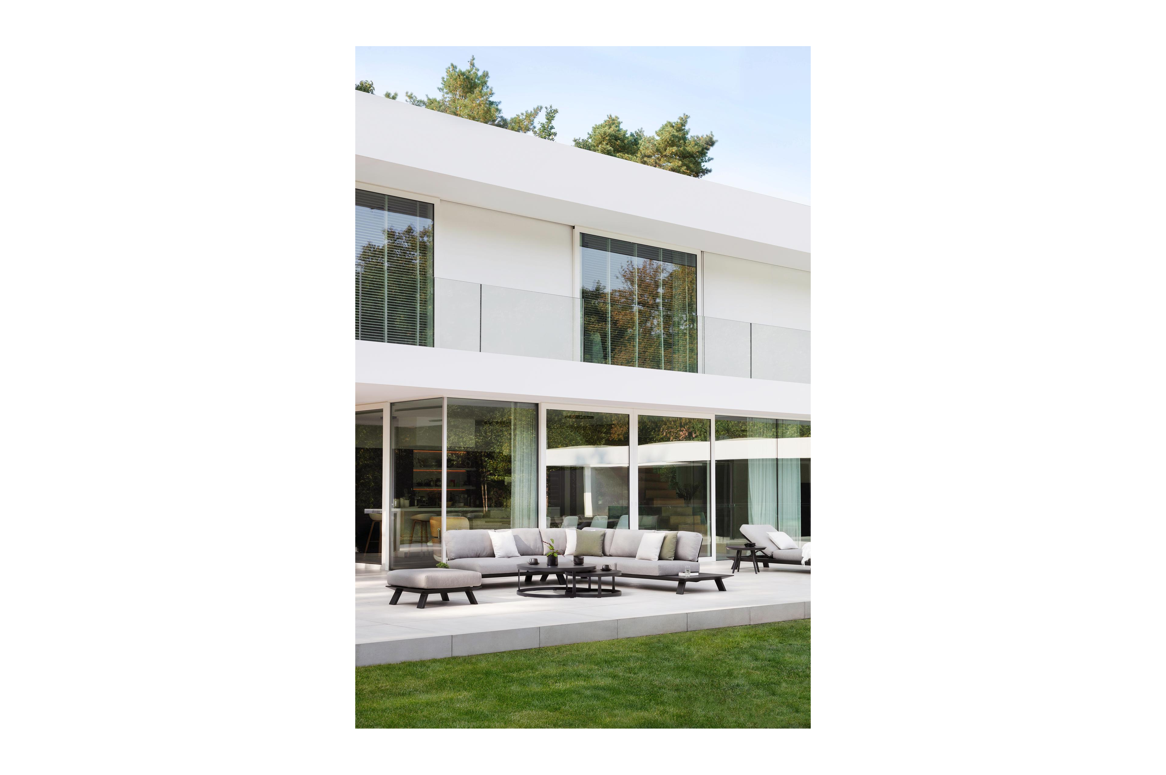 Cesano loungehoek in zwart aluminium met tundra charcoal all weather sunbrella® luxe kussens