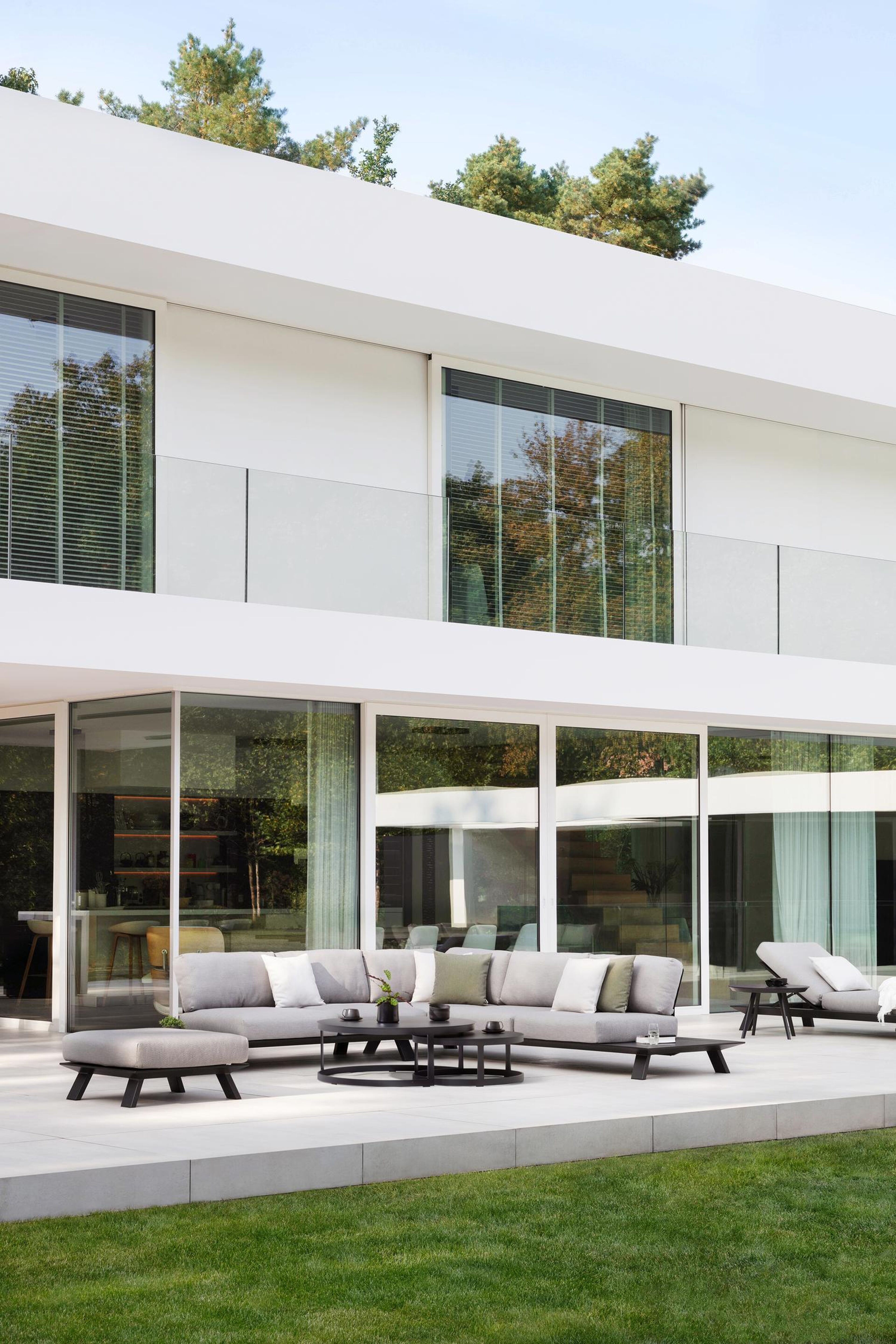Cesano loungehoek in zwart aluminium met tundra charcoal all weather sunbrella® luxe kussens