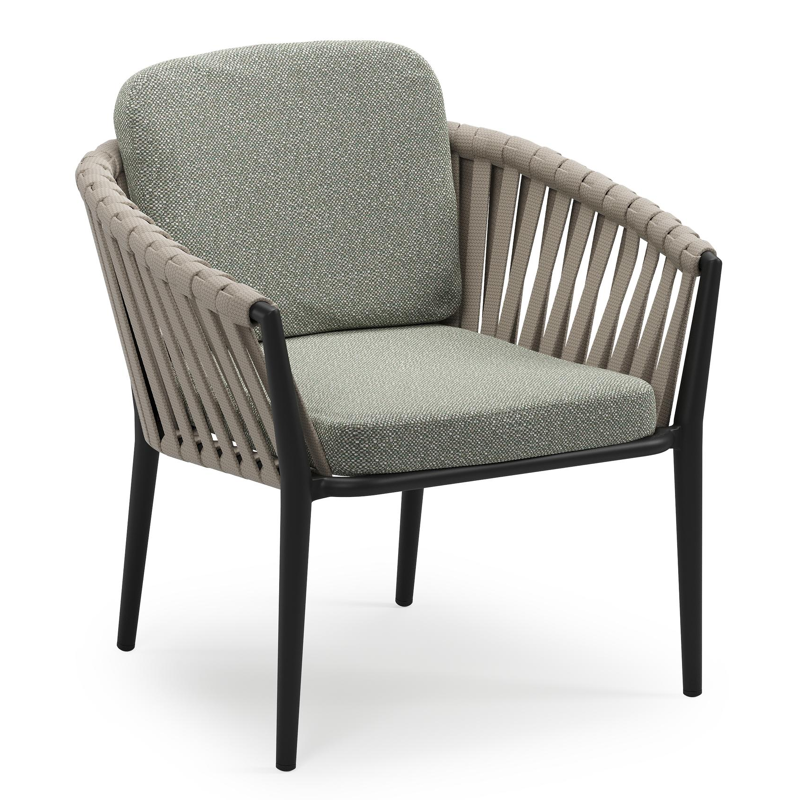 Orso low dining tuinstoel in zwart aluminium en beige verticaal geweven luxe vlakke brede rope met stoelkussen in All Weather Sunbrella® Luxe Savane Leaf