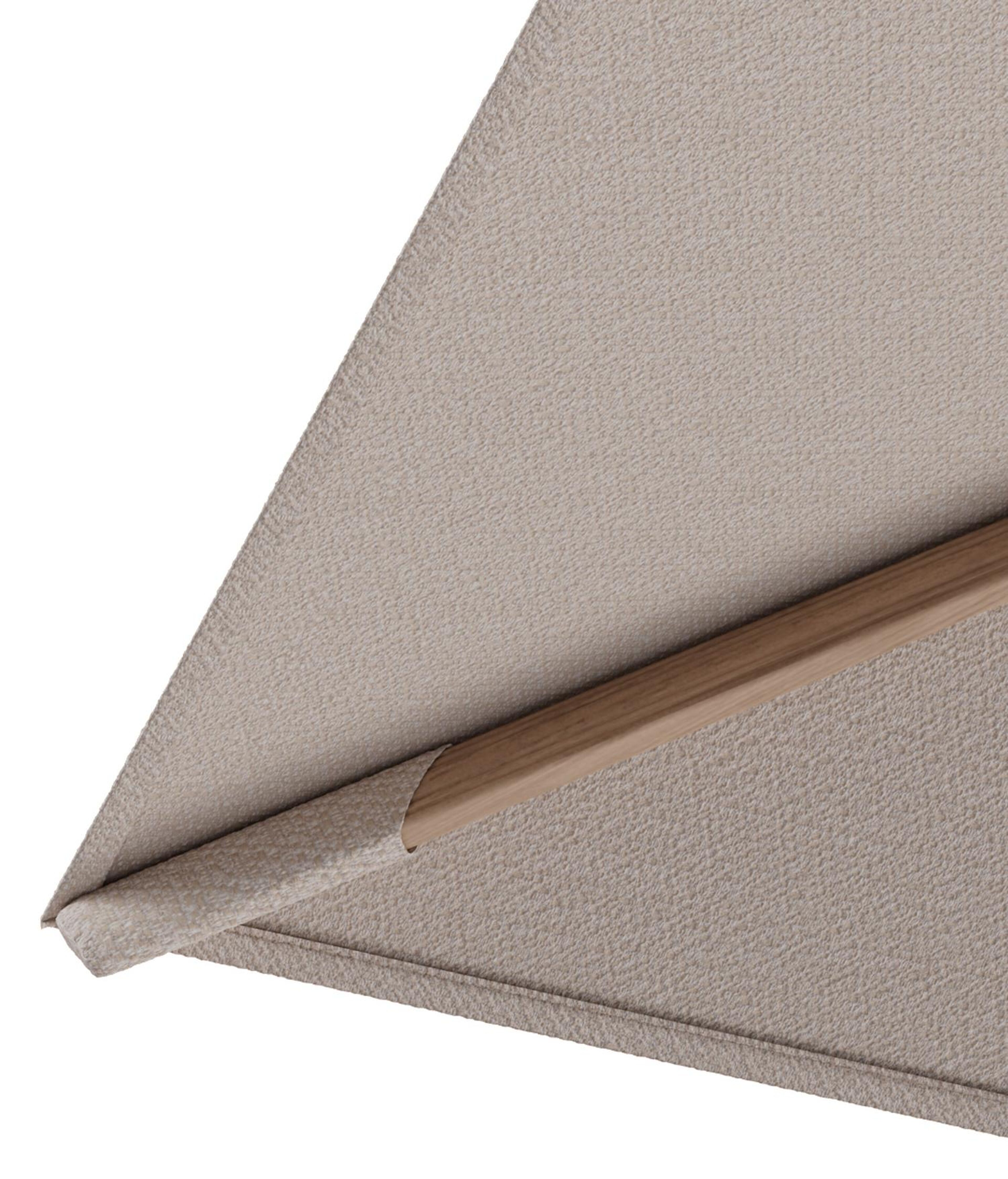 Rufina zweefparasol met tiltfunctie in houtlook aluminium en Wander Pilat All Weather Sunbrella® Luxe parasoldoek - L1 400 x L2 300 cm met parasolvoet Minore 150 kg met wielen