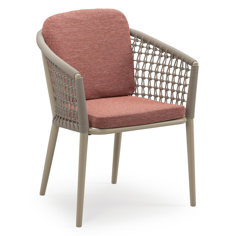 Orso stapelbare tuinstoel in beige aluminium en beige visnet geweven ronde rope met stoelkussen in All Weather Sunbrella® Luxe Slow Alezan