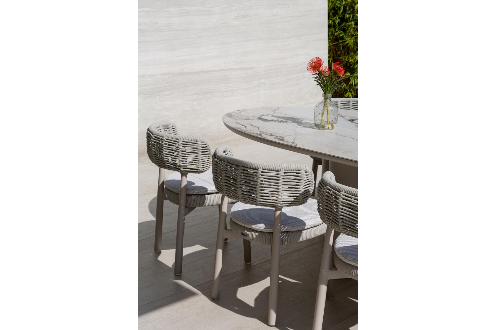 Lomo tuinstoel in beige aluminium en beige vierkant geweven ronde rope