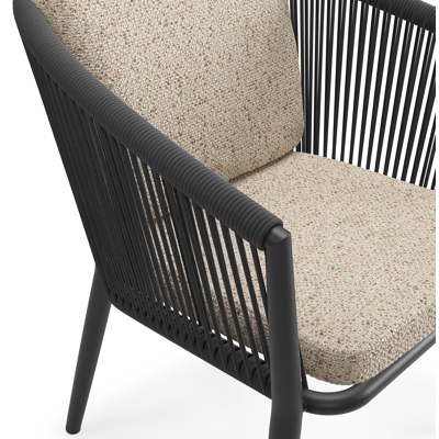 Orso tuinstoel in zwart aluminium en zwart verticaal geweven ronde rope met luxe zitkussen in All Weather Cosytica Bora Jungle