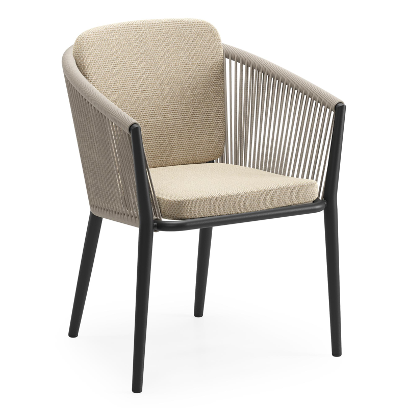 Orso tuinstoel in zwart aluminium en beige verticaal geweven ronde rope met zitkussen in All Weather Cosytica Althea Camel