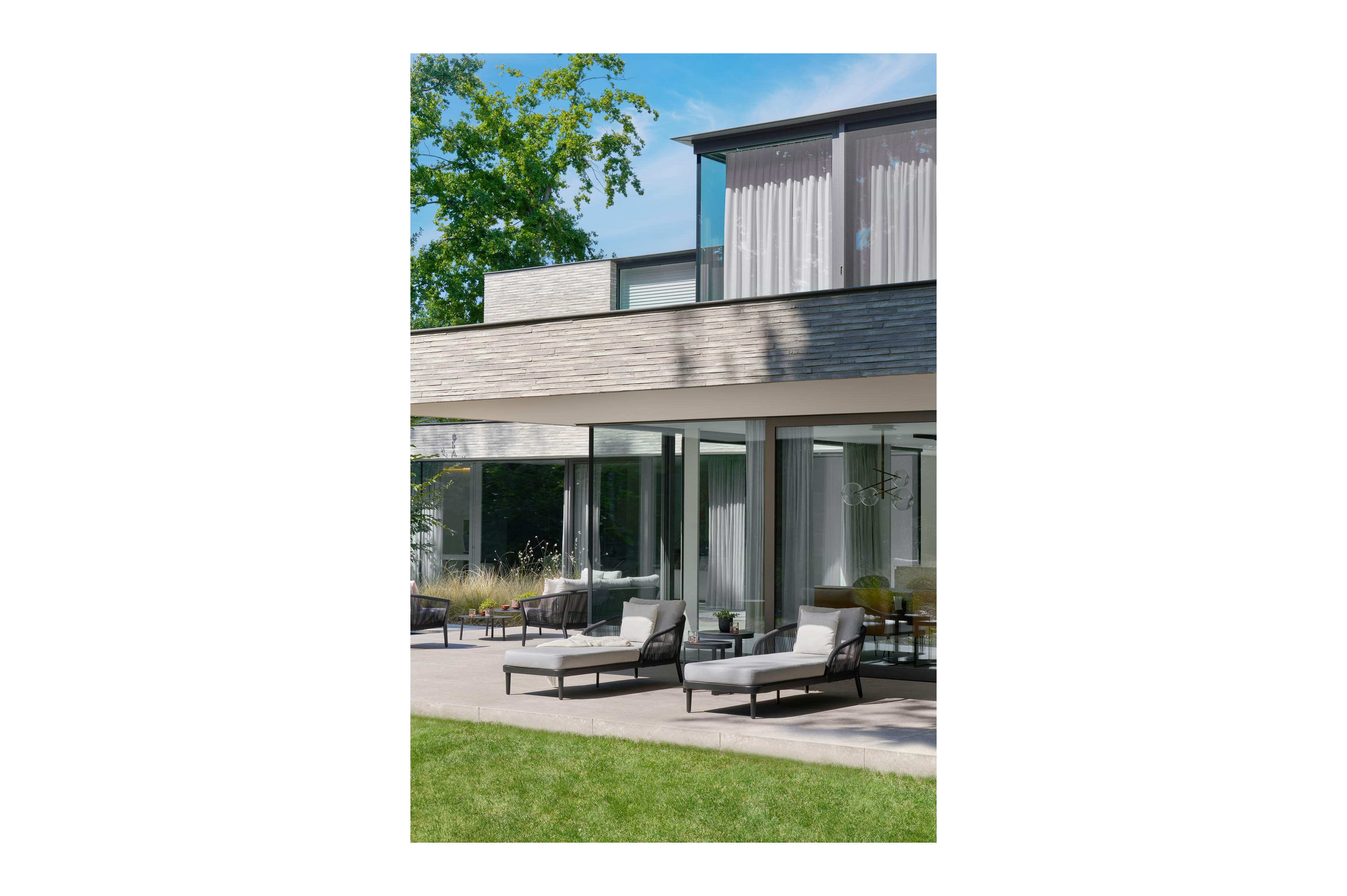 Enna bijzettafels in zwart aluminium - tafel 1: Dia. 44 x H 46 cm, tafel 2: Dia. 52 x H 52 cm