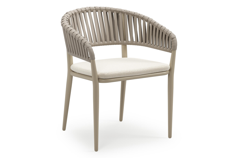 Tolfa stapelbare tuinstoel in beige aluminium en beige verticaal geweven luxe vlakke brede rope met stoelkussen in All Weather Cosytica Althea Off White