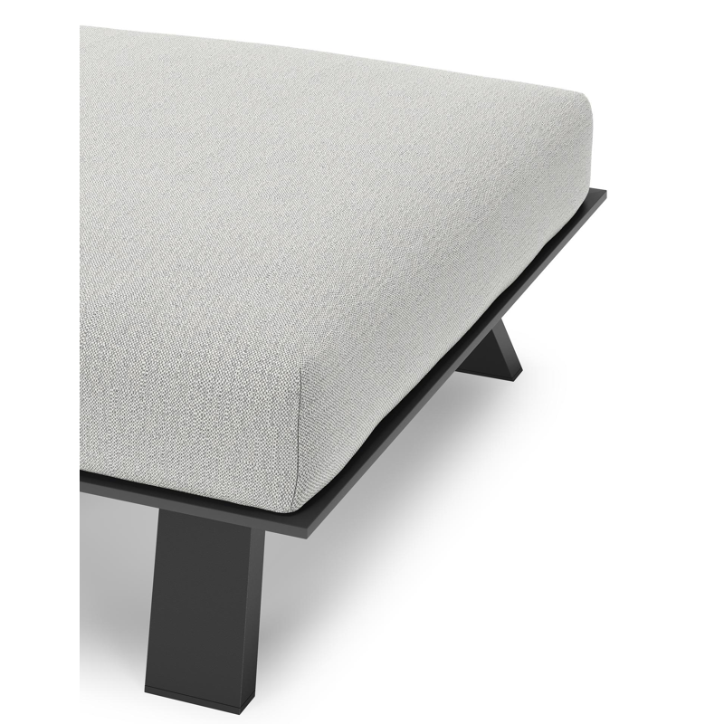 Pouf Cesano en aluminium noir et coussin en all weather Sunbrella® luxe savane nimbus